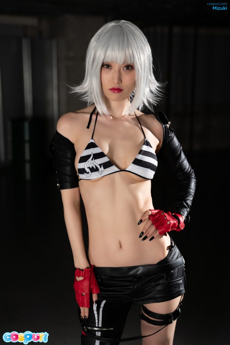 Mizuki – Slim Sexy Japanese Babe Flaunts her Skinny figure in Cosplay